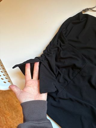 Top negro con detalles en en pedrería