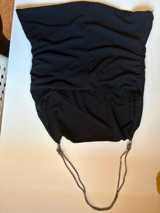 Top negro con detalles en en pedrería