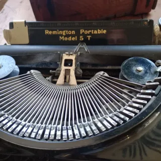 Máquina de escribir antigua Remington Portable