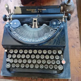 Máquina de escribir antigua Remington Portable