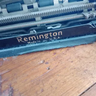Máquina de escribir antigua Remington Portable