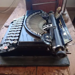 Máquina de escribir antigua Remington Portable