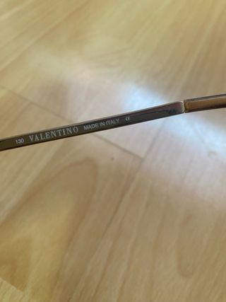 Gafas de sol Valentino doradas y rojas