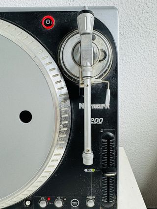 ￼Numark TT 200 giradiscos profesional con motor de