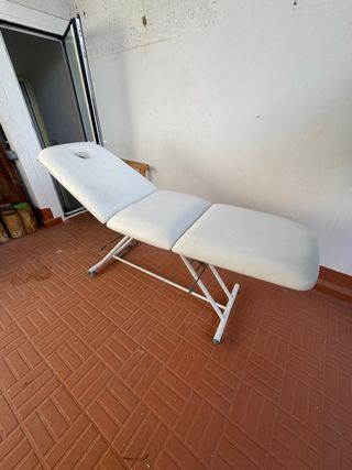 Camilla de masajes o tatuajes.