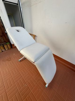 Camilla de masajes o tatuajes.
