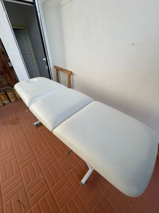 Camilla de masajes o tatuajes.