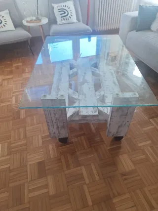 Mesa de xentro de madera y cristal
