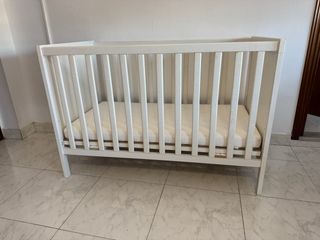 Cuna blanca para bebé