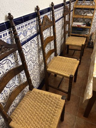 6 Sillas de madera antiguas con asiento de yute.
