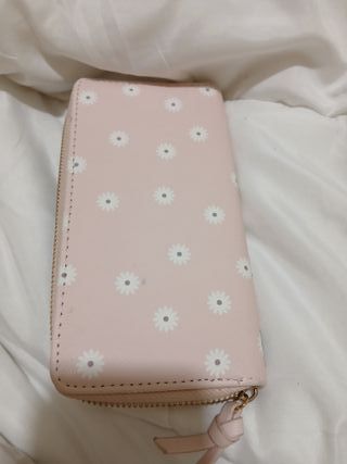 Monedero rosa con flores blancas