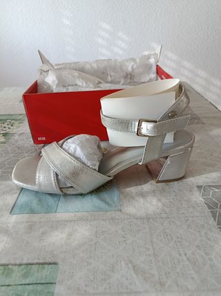 Sandalias plateadas tacón