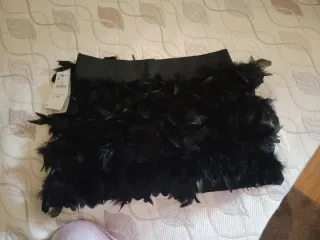 Falda de plumas negra talla M