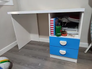 Escritorio blanco y azul con cajones