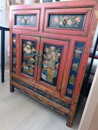 Cómoda de madera pintada estilo oriental