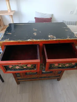Cómoda de madera pintada estilo oriental