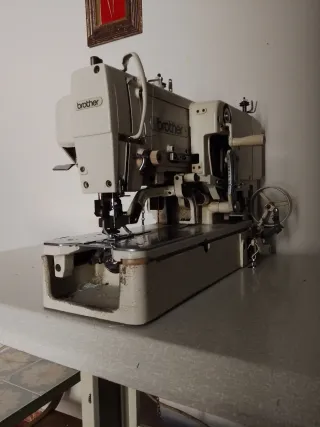 Maquina de Coser Industrial (Ojaladora) Brother