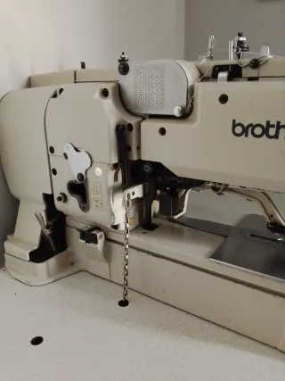 Maquina de Coser Industrial (Ojaladora) Brother