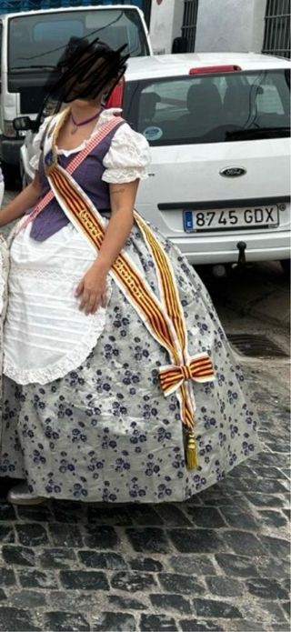 Traje de huertana morado y gris.