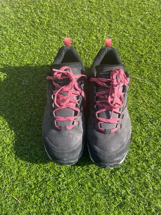 Zapatos de montaña grises y rosas