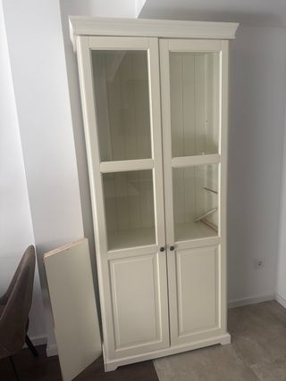 Armario vitrina IKEA madera y cristal