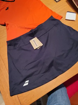 Conjunto camiseta tirantes+falda+muñequera BABOLAT