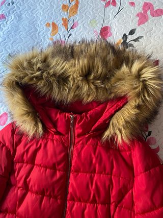 Trenca roja acolchada con capucha desmontable.