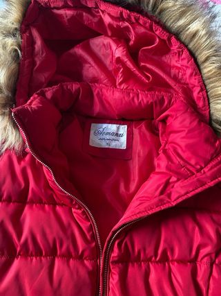 Trenca roja acolchada con capucha desmontable.