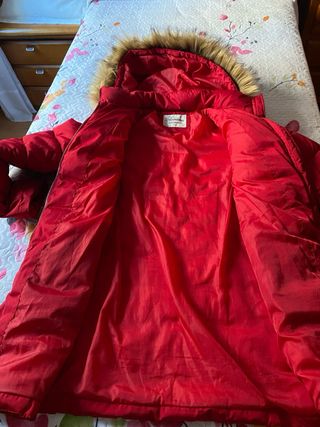 Trenca roja acolchada con capucha desmontable.