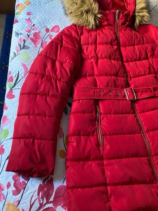 Trenca roja acolchada con capucha desmontable.
