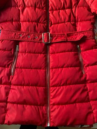 Trenca roja acolchada con capucha desmontable.