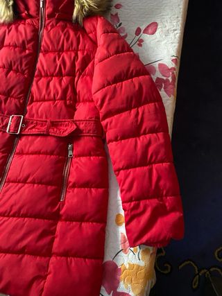 Trenca roja acolchada con capucha desmontable.