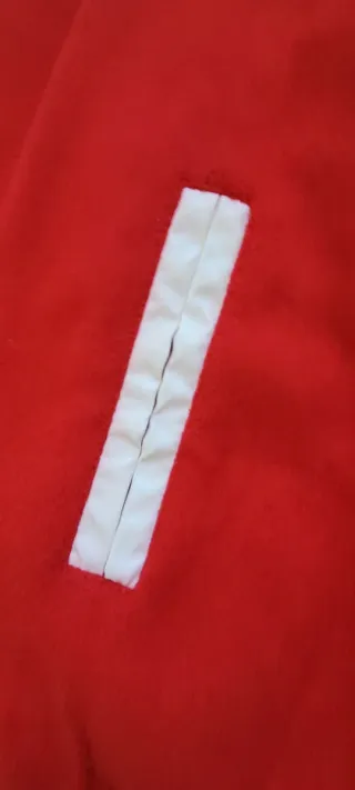 Chaqueta universitaria roja y blanca