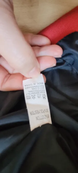 Chaqueta universitaria roja y blanca