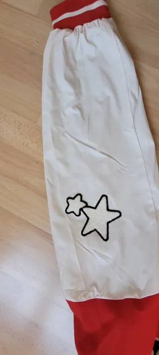 Chaqueta universitaria roja y blanca