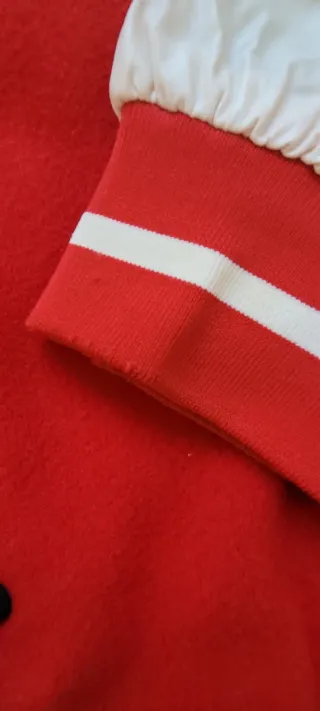 Chaqueta universitaria roja y blanca