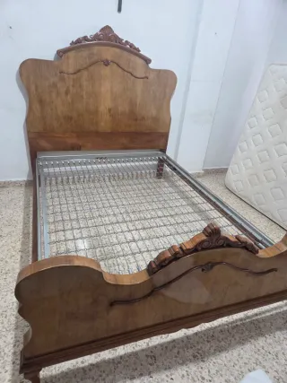 Cama antigua madera y metal