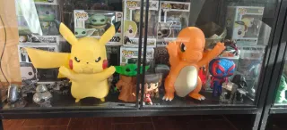 Figura Charmander apoyado en la ventana