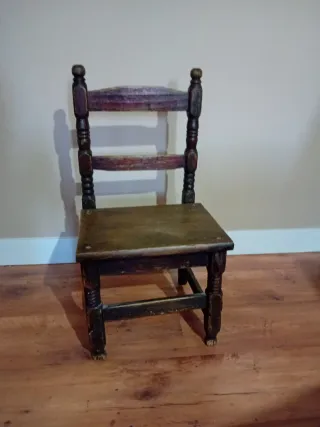 Silla antigua de madera