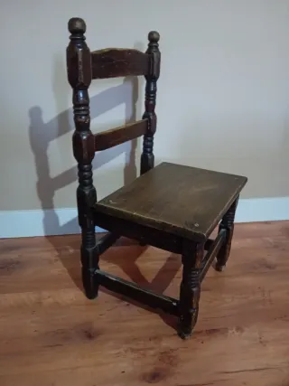 Silla antigua de madera