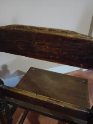 Silla antigua de madera