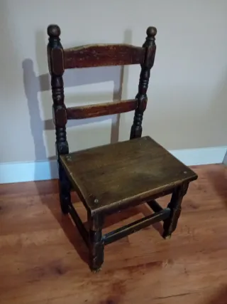 Silla antigua de madera