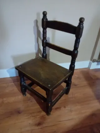 Silla antigua de madera