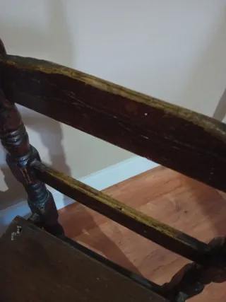 Silla antigua de madera