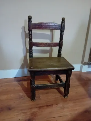 Silla antigua de madera