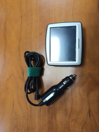 Navegador GPS TomTom con cargador