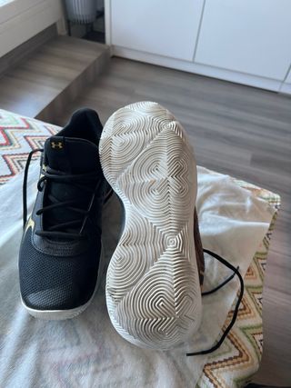 Zapatillas Under Armour Negras y Doradas