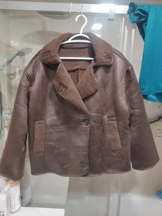 Chaqueta efecto piel marrón