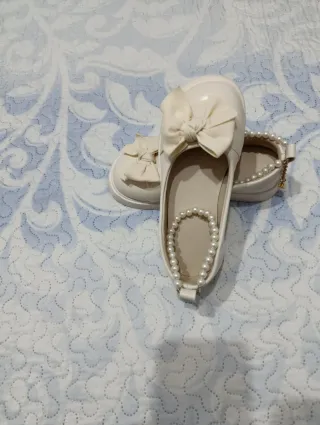 Zapatillas niña con lazo color crema Talla 33