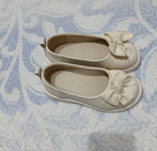 Zapatillas niña con lazo color crema Talla 33